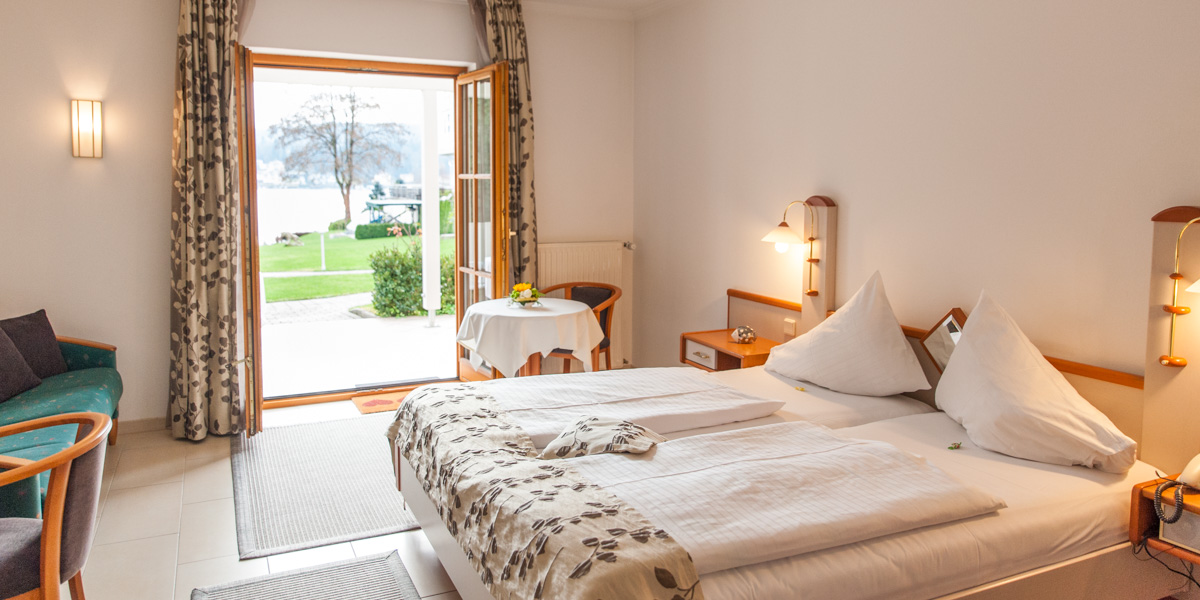 Seehotel Paulitsch, im Park mit Blick zum See - Foto © Helmut Bolesch