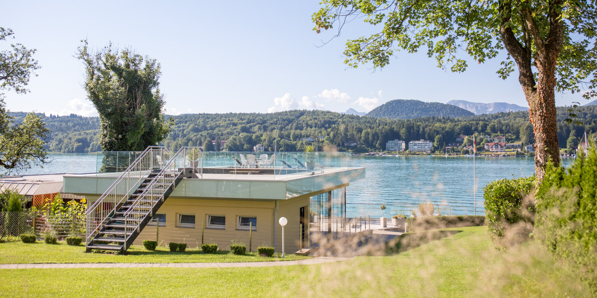 Seehotel Paulitsch, im Park mit Blick zum See - Foto © Helmut Bolesch