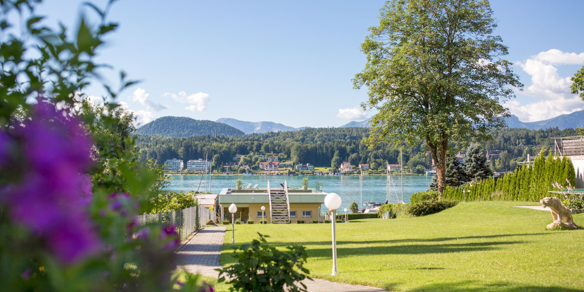 Seehotel Paulitsch, im Park mit Blick zum See - Foto © Helmut Bolesch